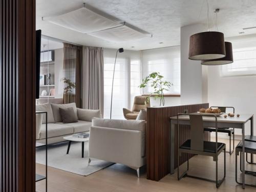 В основе дизайна интерьера - мягкий минимализм: прямые линии, спокойные отделочные материалы и ничего лишнего.