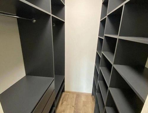 Стильный, современный интерьер квартиры сразу после ремонта. 04