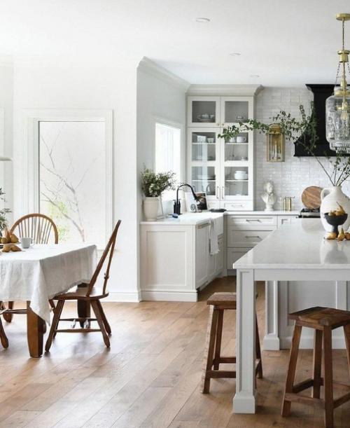 Просторная, светлая кухня. 02