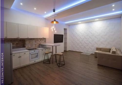 Обеденного стола не хватает со стульями.