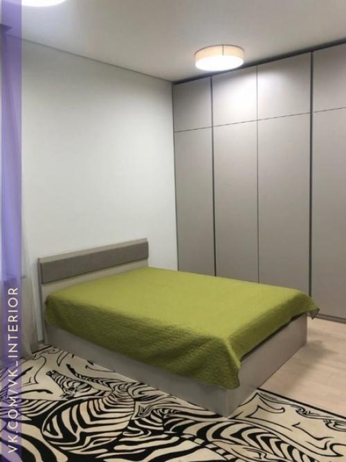 Отлично.  Парень сможет внести свои коррективы и оживить комнату.