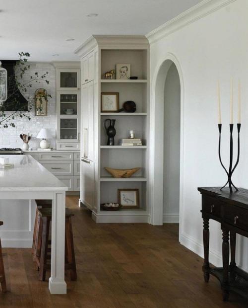 Просторная, светлая кухня. 01