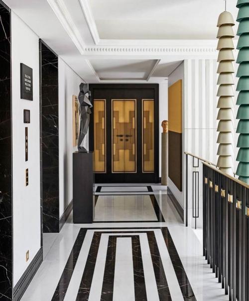 А вот так выглядит интерьер. 01