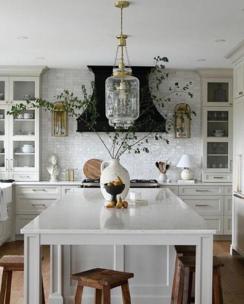 Просторная, светлая кухня.