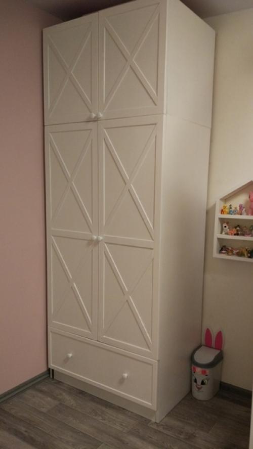 Обновила старый шкаф, который остался от прежних владельцев квартиры. 03