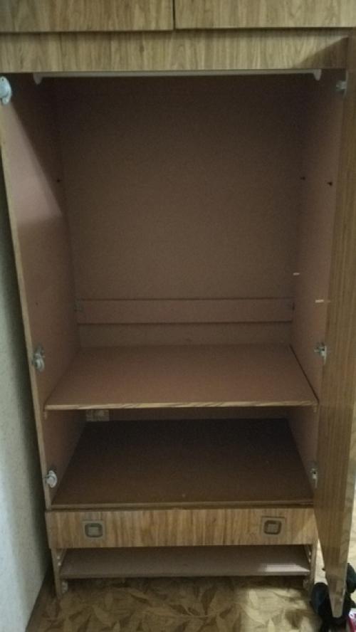 Обновила старый шкаф, который остался от прежних владельцев квартиры. 01