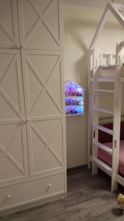 Обновила старый шкаф, который остался от прежних владельцев квартиры. 04