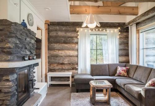 Необычный интерьер финского домика с открытым массивом дерева.