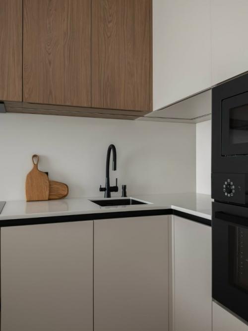 Тёплый интерьер небольшой квартиры с акцентом на тёмное дерево. 07