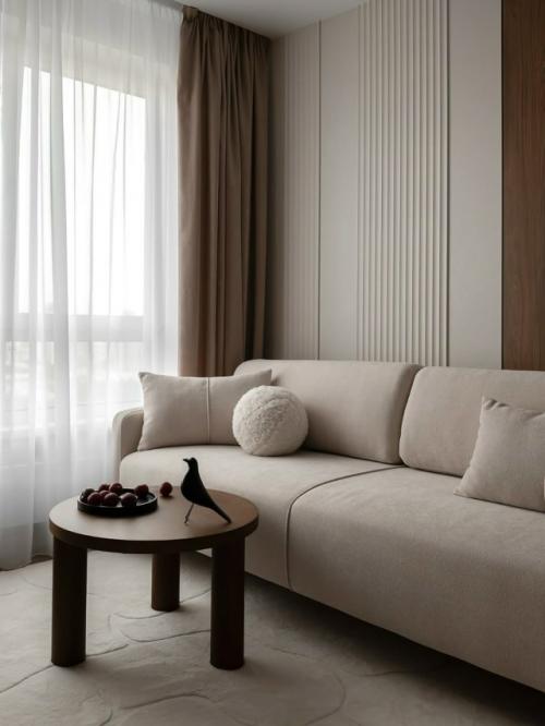 Тёплый интерьер небольшой квартиры с акцентом на тёмное дерево. 01