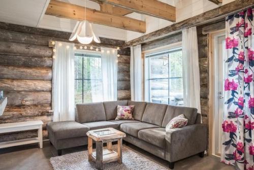 Необычный интерьер финского домика с открытым массивом дерева. 02