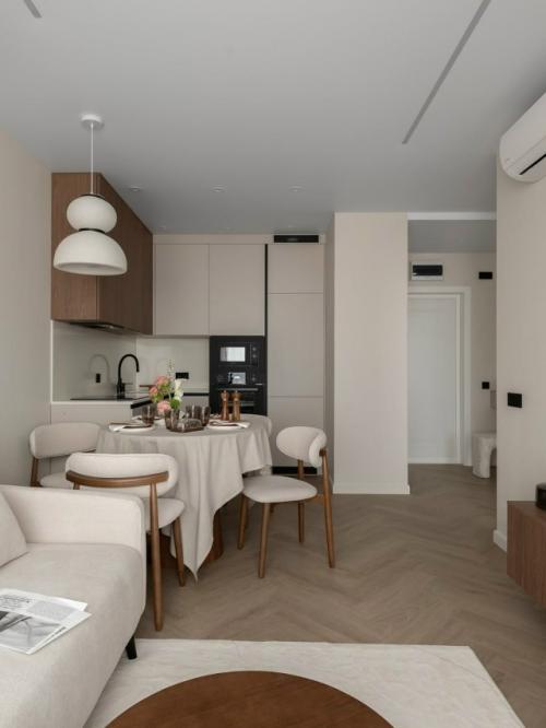 Тёплый интерьер небольшой квартиры с акцентом на тёмное дерево. 08