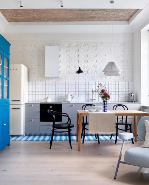 Большой, светлый интерьер с небольшим вкраплением ярких цветов. 02