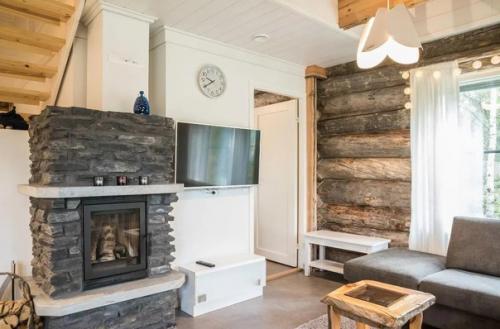 Необычный интерьер финского домика с открытым массивом дерева. 03