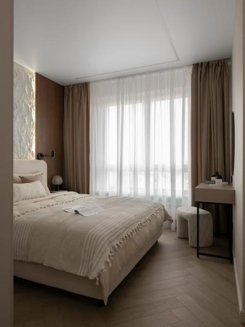 Тёплый интерьер небольшой квартиры с акцентом на тёмное дерево. 09