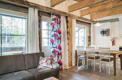 Необычный интерьер финского домика с открытым массивом дерева. 01