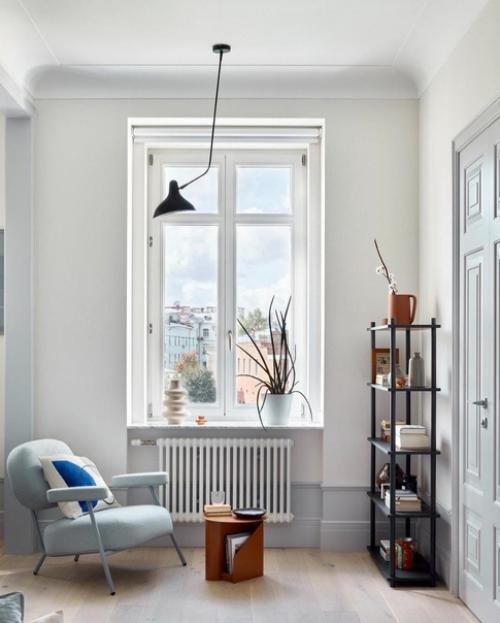 Большой, светлый интерьер с небольшим вкраплением ярких цветов. 03