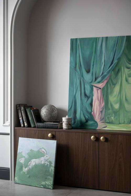 Квартира для молодой художницы в Москве с новогодним декором. 03