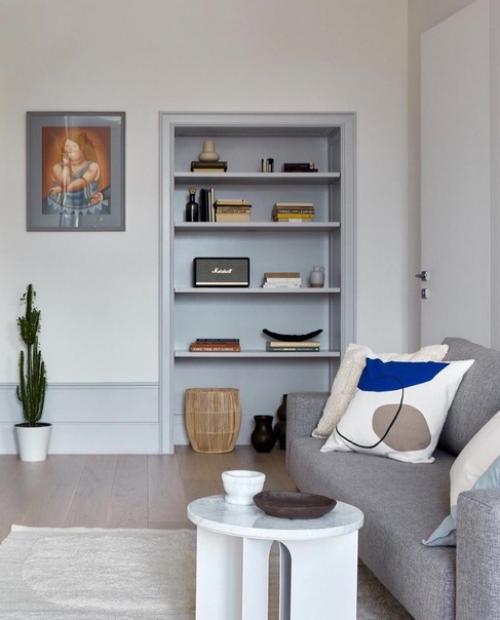 Большой, светлый интерьер с небольшим вкраплением ярких цветов.