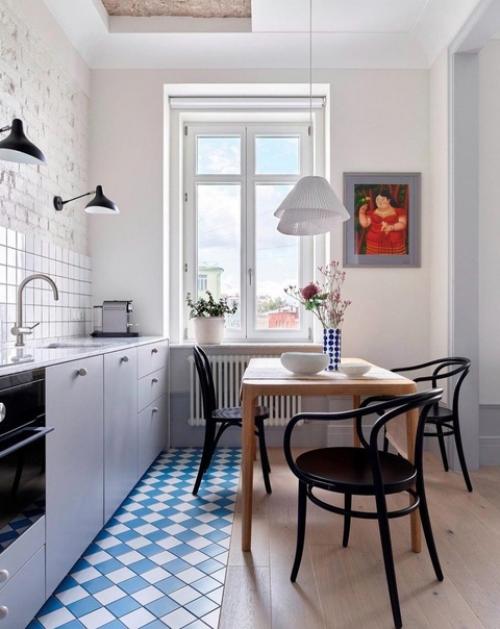 Большой, светлый интерьер с небольшим вкраплением ярких цветов. 05