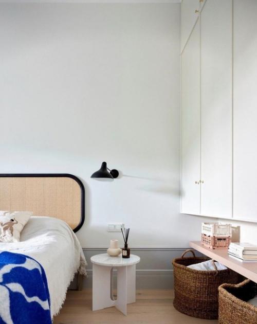 Большой, светлый интерьер с небольшим вкраплением ярких цветов. 01