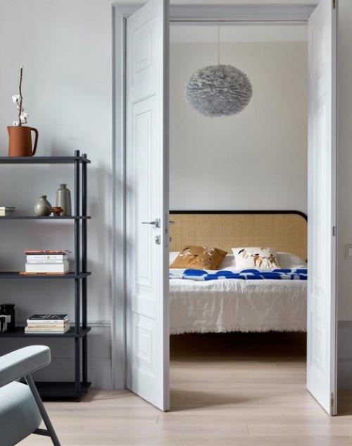 Большой, светлый интерьер с небольшим вкраплением ярких цветов. 04