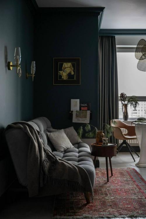 Квартира для молодой художницы в Москве с новогодним декором. 04