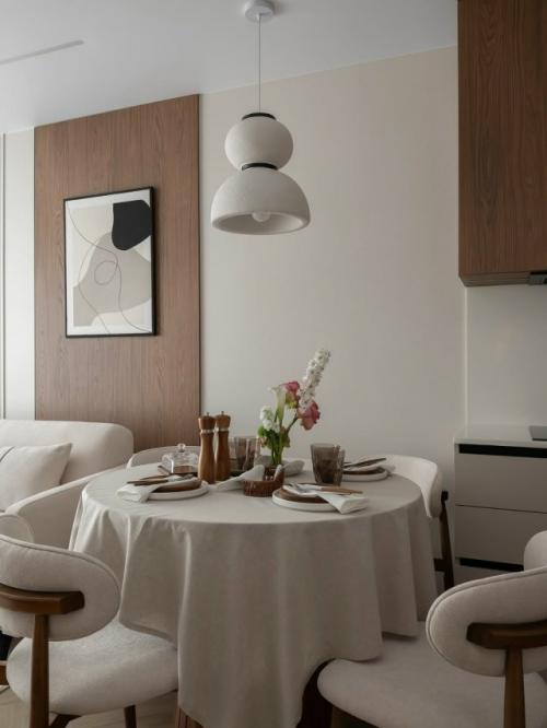 Тёплый интерьер небольшой квартиры с акцентом на тёмное дерево. 04