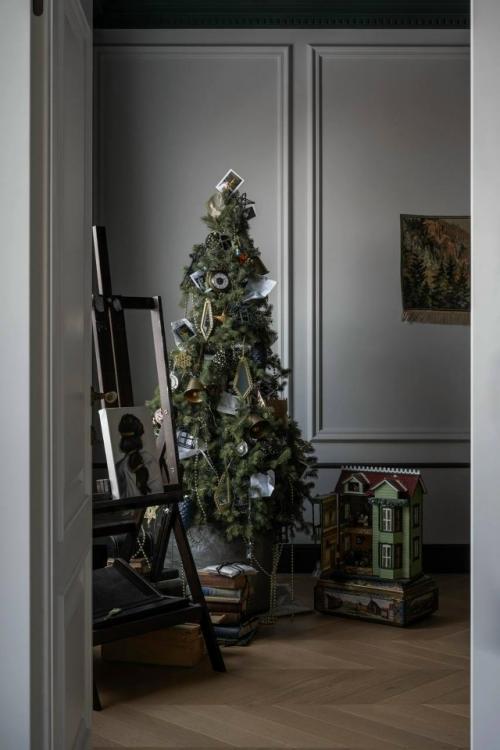 Квартира для молодой художницы в Москве с новогодним декором. 08