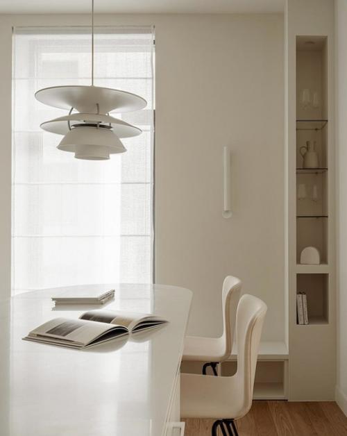 Только в том случае, если квартира холостяка, то это необязательно темные оттенки.