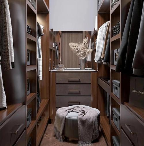 На мой взгляд, даже крошечная гардеробная намного лучше шкафа. 03