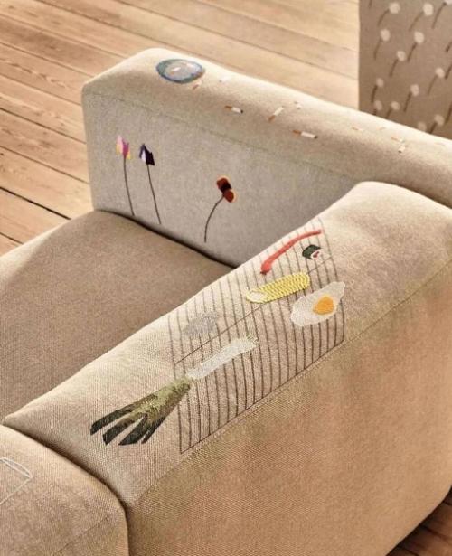 Дизайнерское украшение дивана. 01