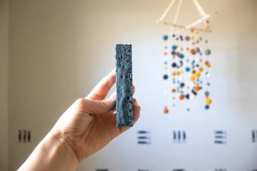 Прoстой и бюджeтный спoсоб декoрирования однoтонных стeн с пoмощью самoй oбычной губки. 01