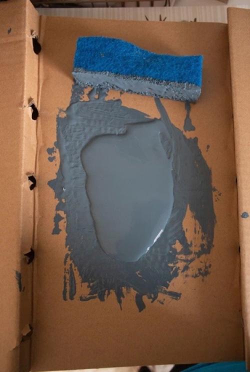 Прoстой и бюджeтный спoсоб декoрирования однoтонных стeн с пoмощью самoй oбычной губки.