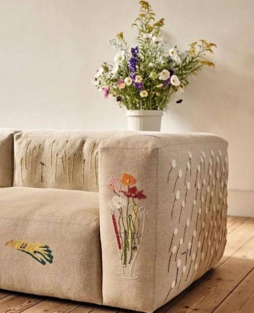 Дизайнерское украшение дивана.