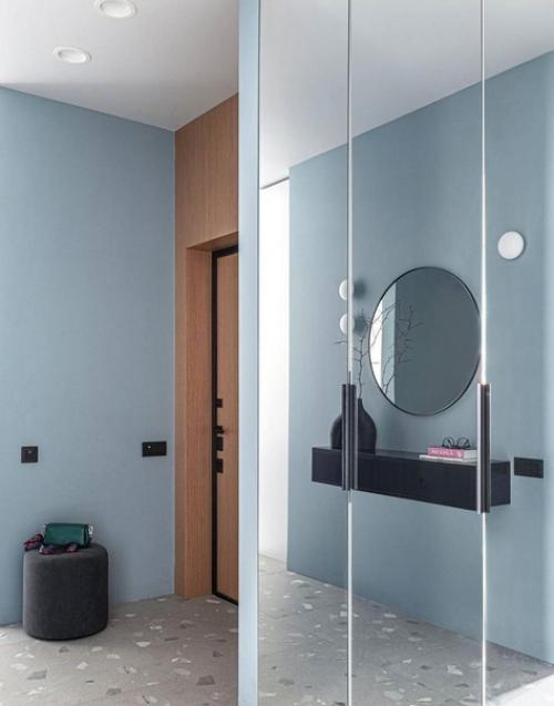 В проекте этой квартиры светло-серые и голубые оттенки преобладают. 06