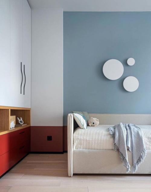 В проекте этой квартиры светло-серые и голубые оттенки преобладают. 01