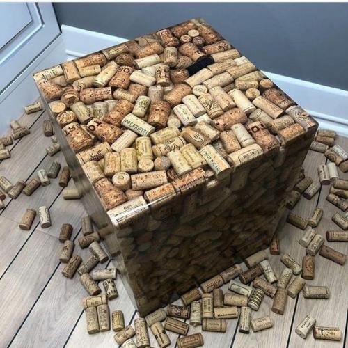 Очень круто получилось, собрали кучу пробок от вина и залили эпоксидкой! 01