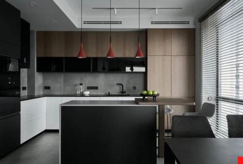 Просторная квартира со сдержанным интерьером для большой семьи.