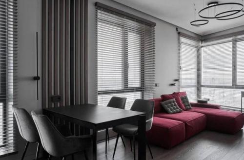 Просторная квартира со сдержанным интерьером для большой семьи. 01