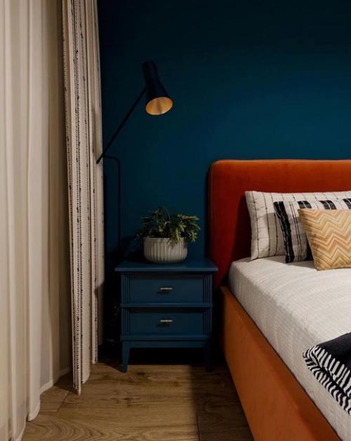 Оформленная спальная комната интересно. 01