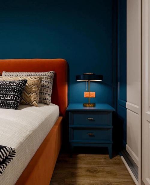 Оформленная спальная комната интересно. 
