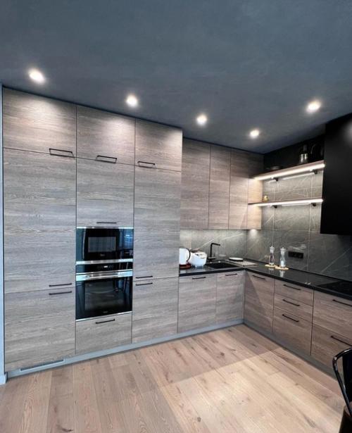 Просторная кухня. Очень стильный и современный вид имеет. 05