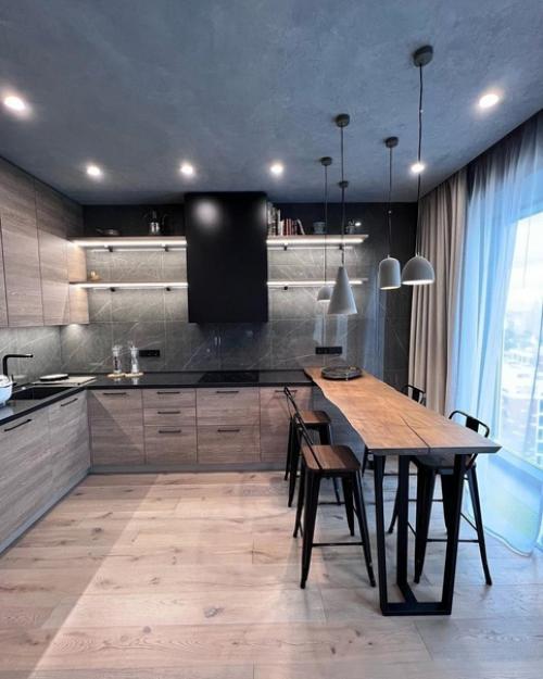 Просторная кухня. Очень стильный и современный вид имеет. 03