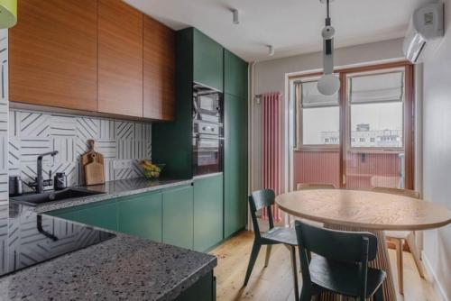 Вот такой интерьер получился в квартире, которая расположена в обычной панельке. 03