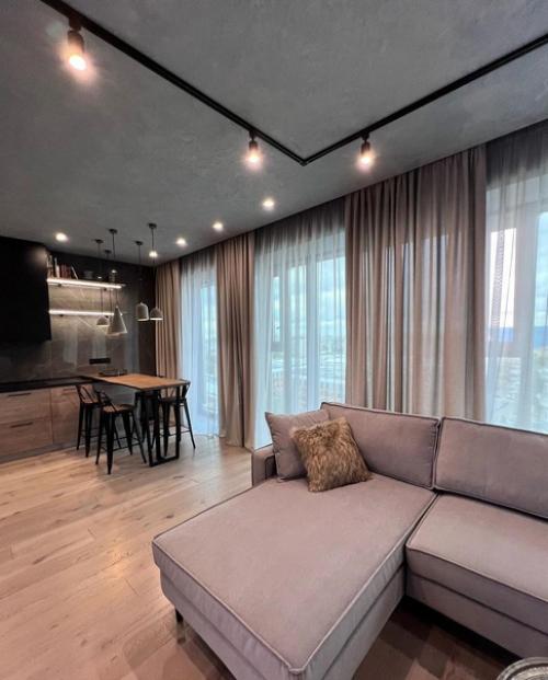 Просторная кухня. Очень стильный и современный вид имеет. 01