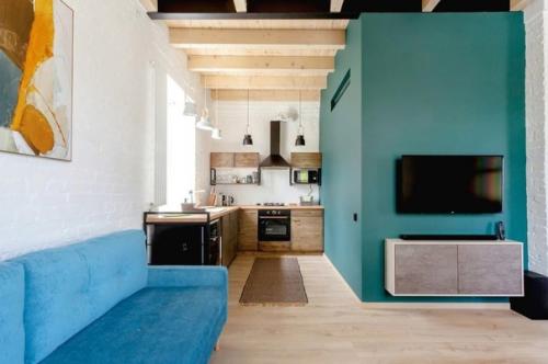 Квартира - студия в которой зоны разделены с помощью стеклянной перегородки.