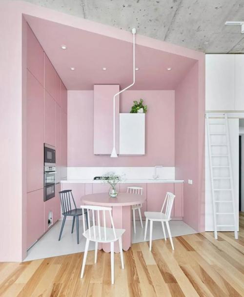 А это пространство было оформлено для двоих -.