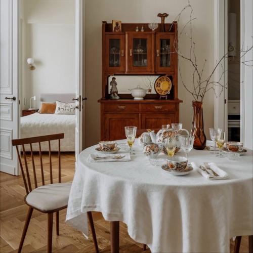 Тёплая студия с уютной палитрой. 01