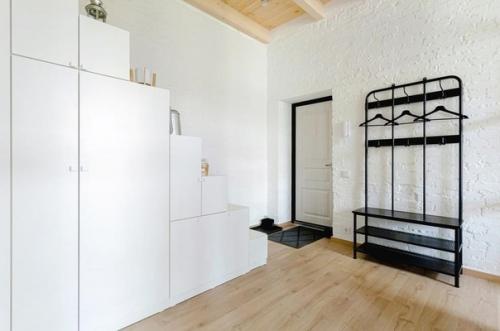 Квартира - студия в которой зоны разделены с помощью стеклянной перегородки. 02